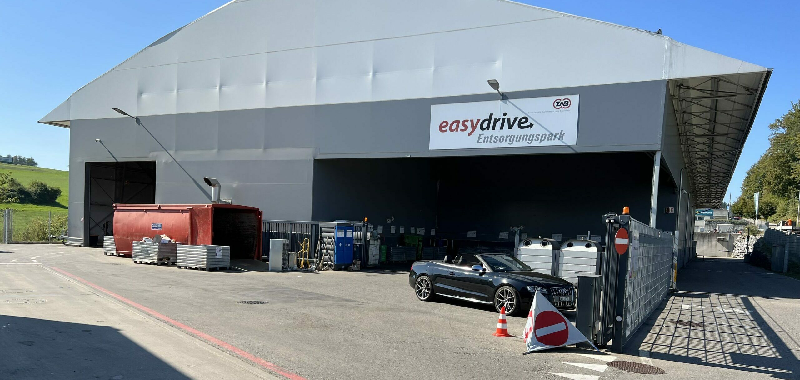 Die Wertstoffinsel ist ausser am Sontag Tag und Nacht geöffnet.