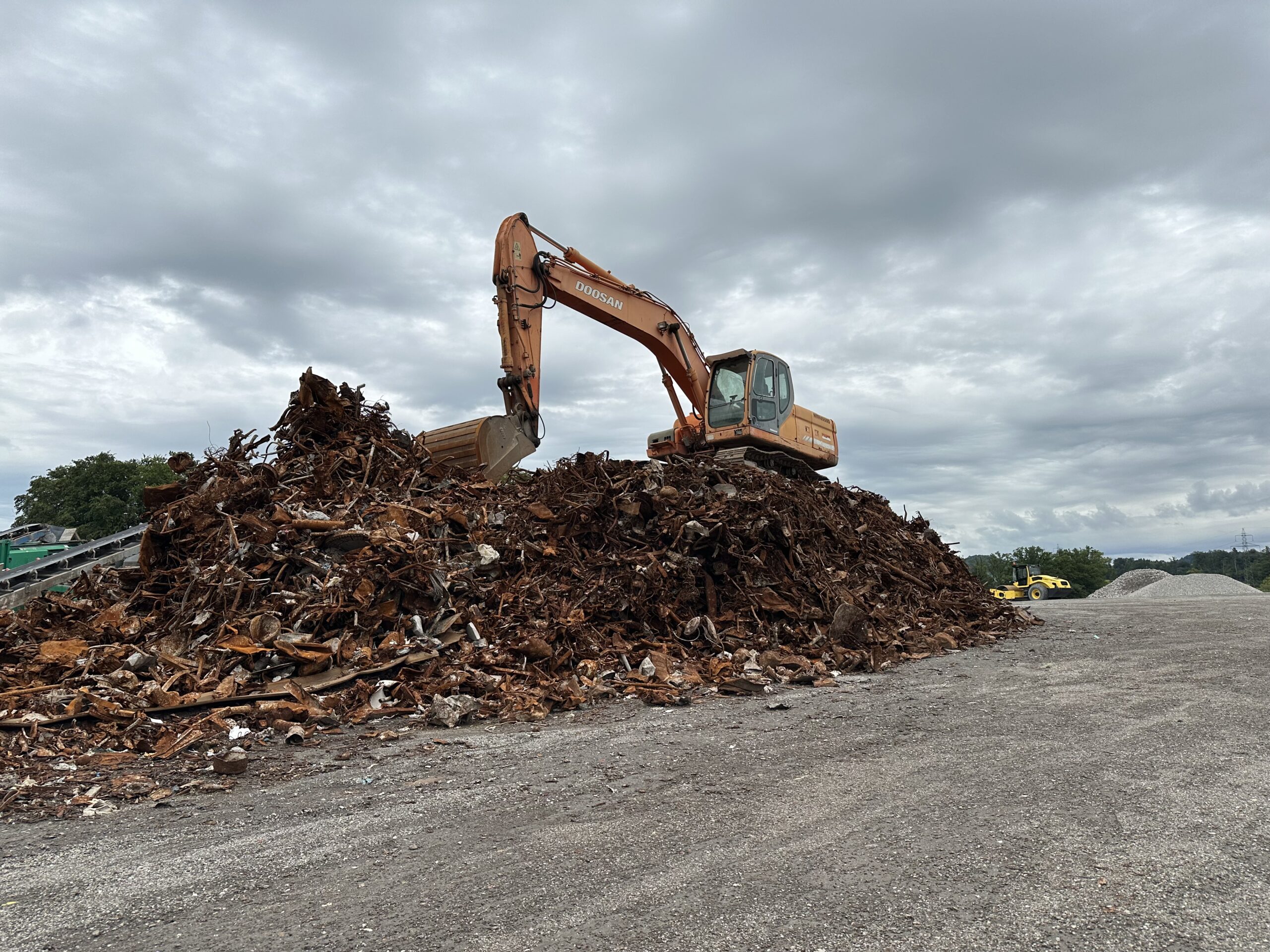 Vor der Deponierung wird die Schlacke von Metall befreit.