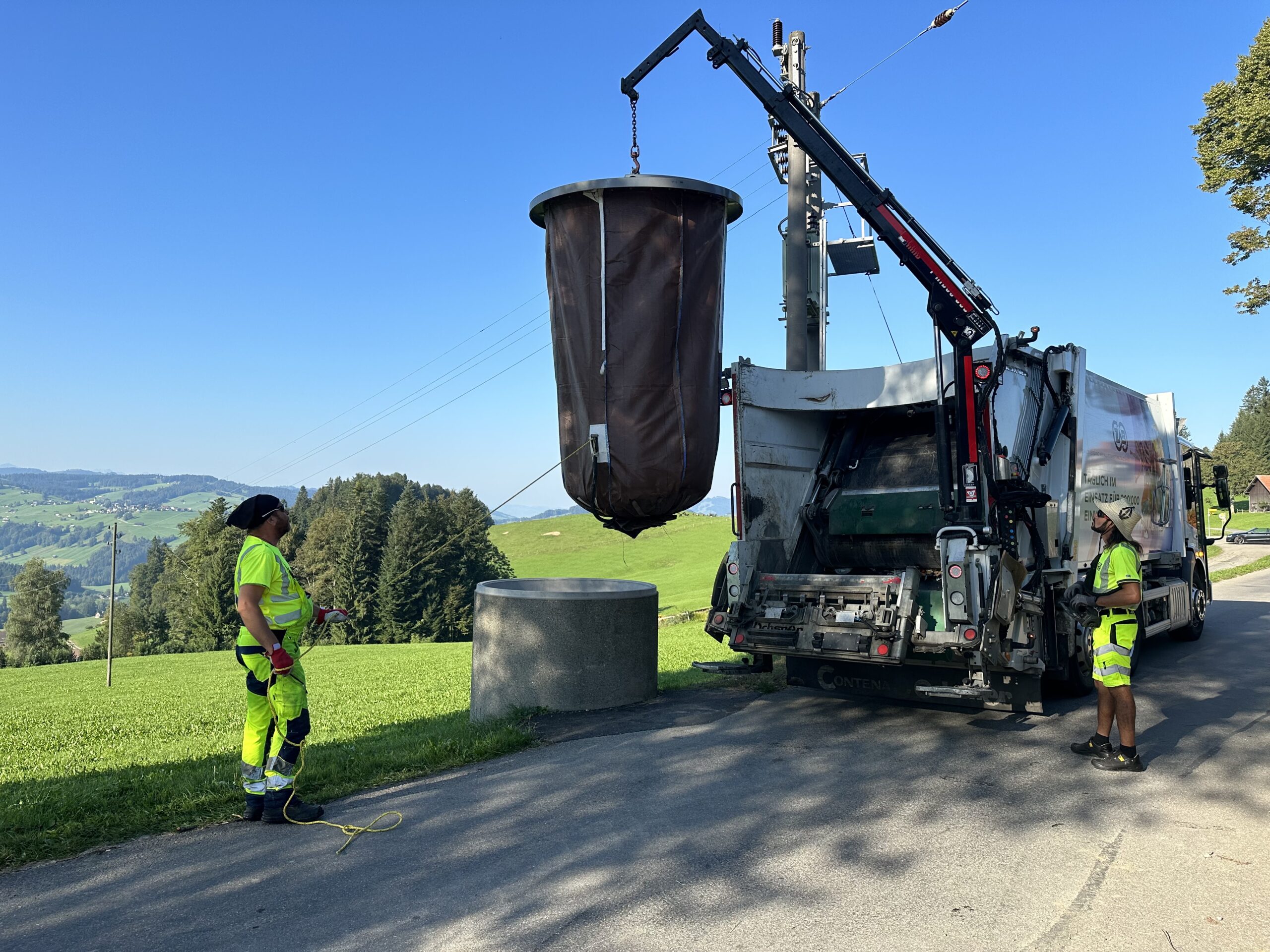Unterflurbehälter Ein Sammelfahrzeug des ZAB bei der Entleerung eines UFB's.