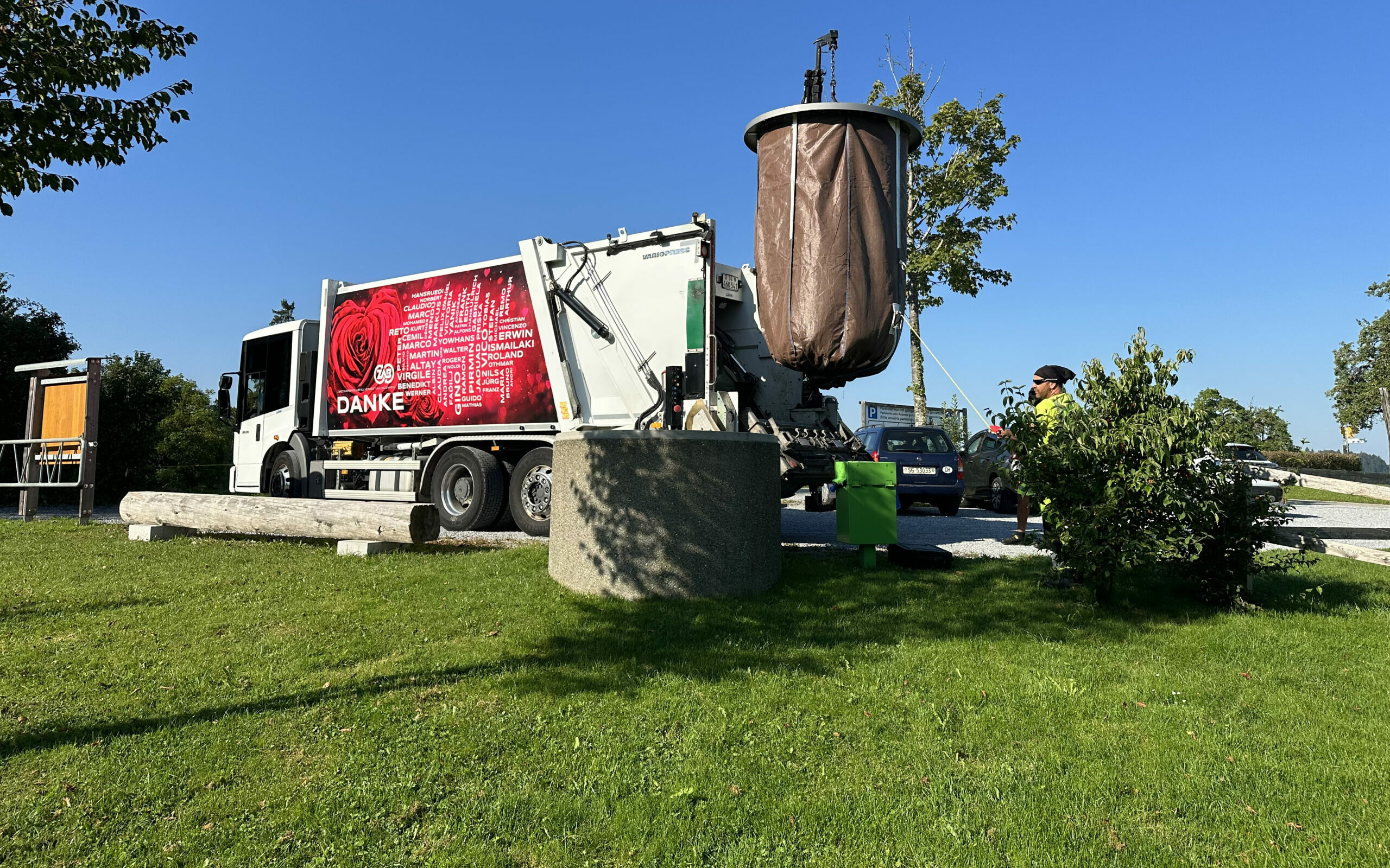 Ein Sammelfahrzeug des ZAB bei der Entleerung eines UFB's.