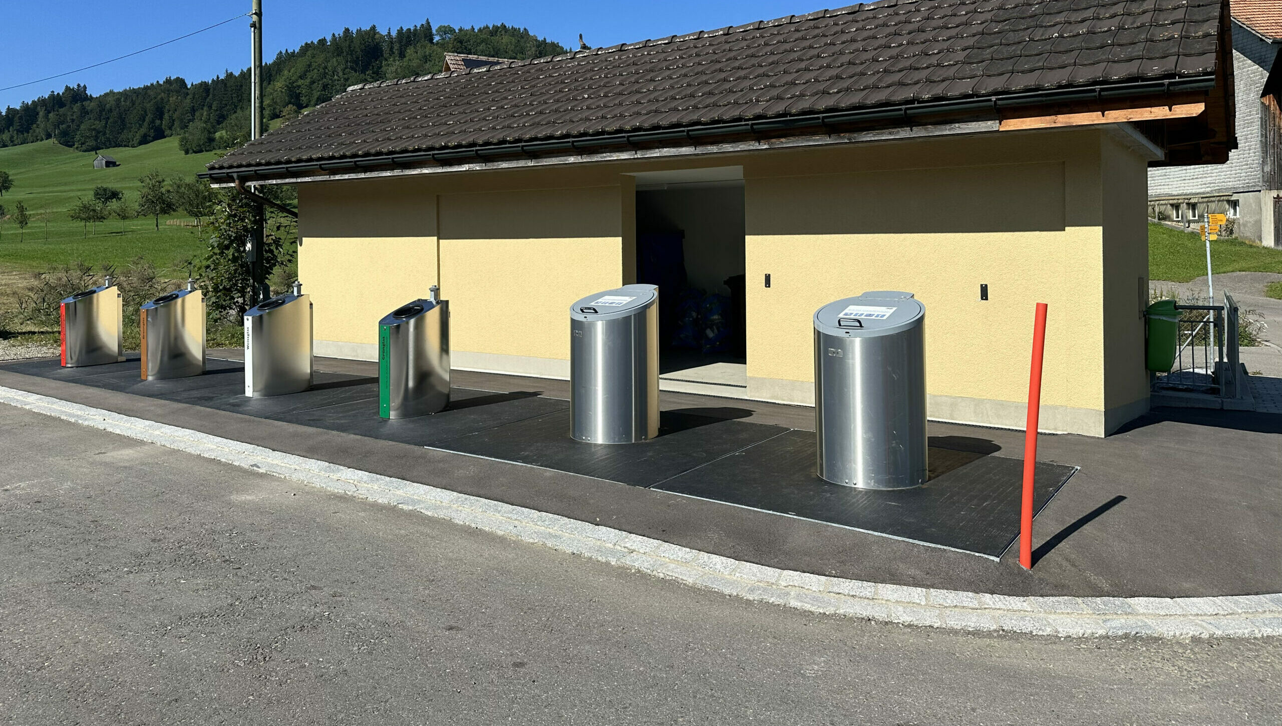 In allen Gemeinden gibt es unterschiedliche Sammelstellen für Glas, Büchsen und andere Wertstoffe.