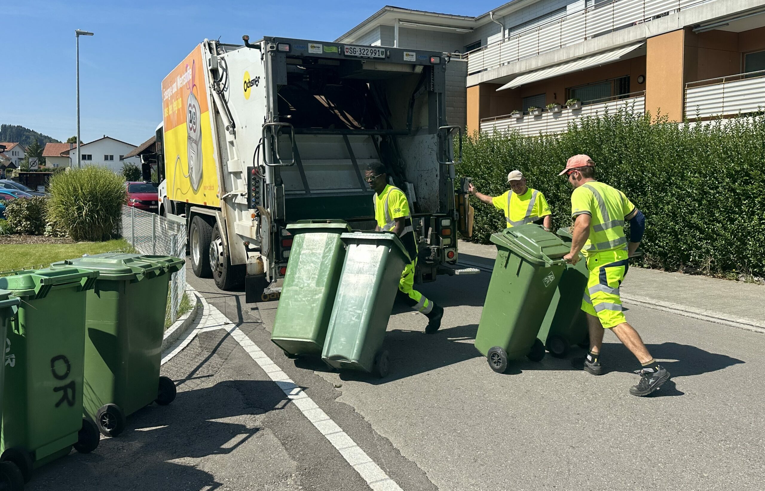 Mitarbeitende sammeln mit dem Kehrichtfahrzeug Bio- und Grünabfalle ein.