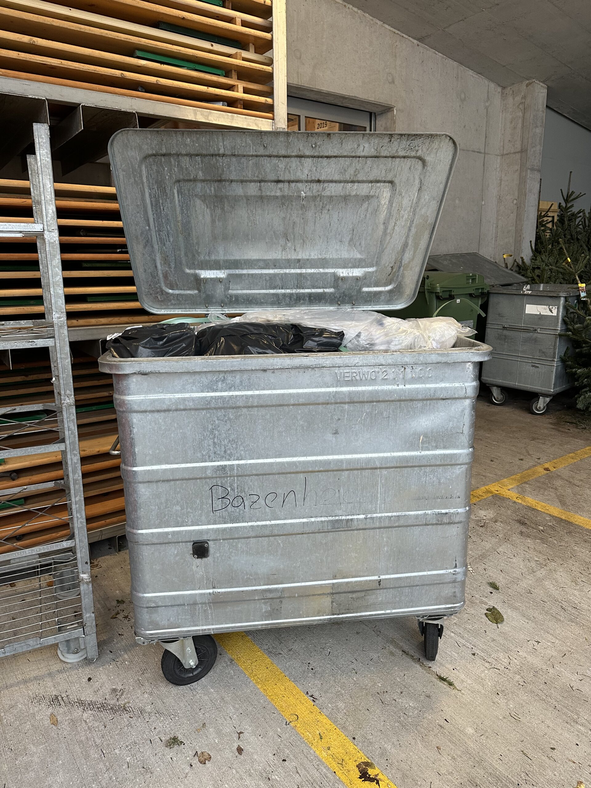 Gewerbecontainer Industrie und Gewerbebetriebe haben die Möglichkeit, Kehricht mit Containern zu entsorgen.